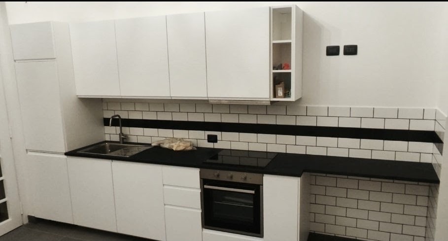 Cucina bianca e nera montata su misura dello spazio